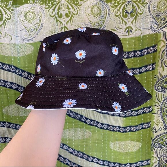 Alice + Olivia Daisy Print & Solid White Reversible Bucket Hat - Picture 5 of 12